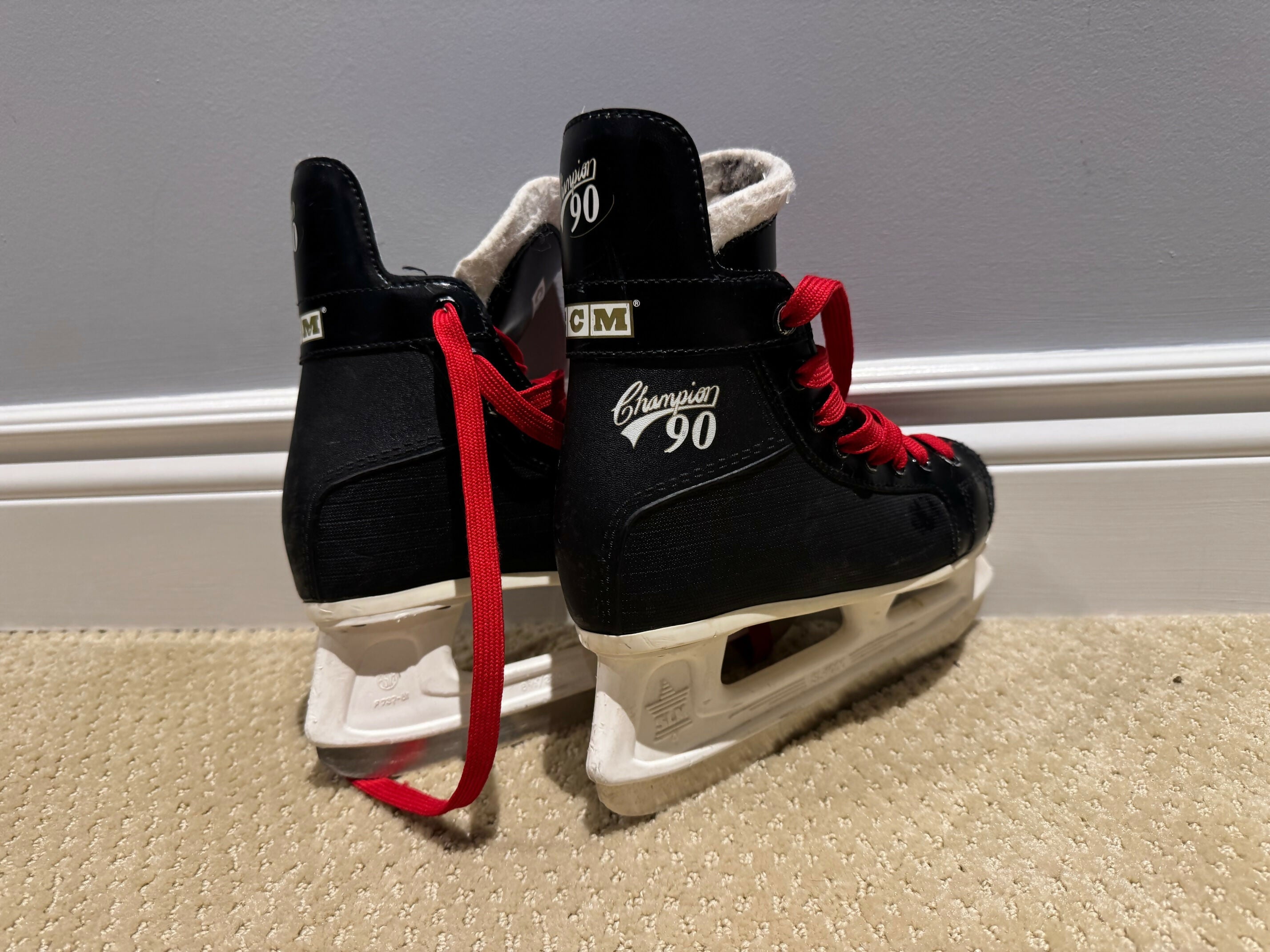 CCM Champion 90 Size 1 Junior Skates – HockeyHero